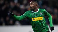 6. Marcus Thuram - Putra dari Lilian Thuram ini prestasinya mulai menanjak pada musim ini dengan mencetak 10 gol untuk Gladbach pada semua ajang kompetisi. Meski demikian striker 22 tahun ini masih butuh pembuktian untuk mengikuti jejak kebintangan sang ayah. (AFP/Marius Becker)