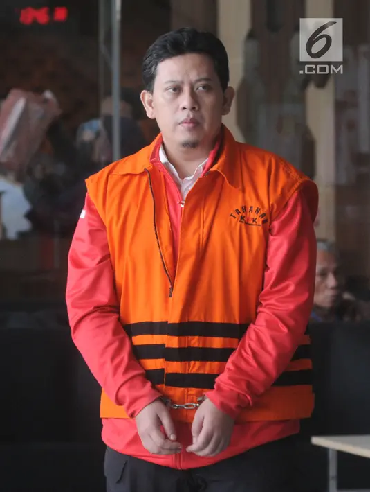 Bupati nonaktif Cianjur Irvan Rivano Muchtar usai menjalani pemeriksaan lanjutan di Gedung KPK, Jakarta, Selasa (2/4). Irvan diperiksa sebagai tersangka untuk pelengkapan berkas dalam kasus dugaan menerima suap anggaran pendidikan dari para kepala sekolah di Cianjur. (merdeka.com/Dwi Narwoko)