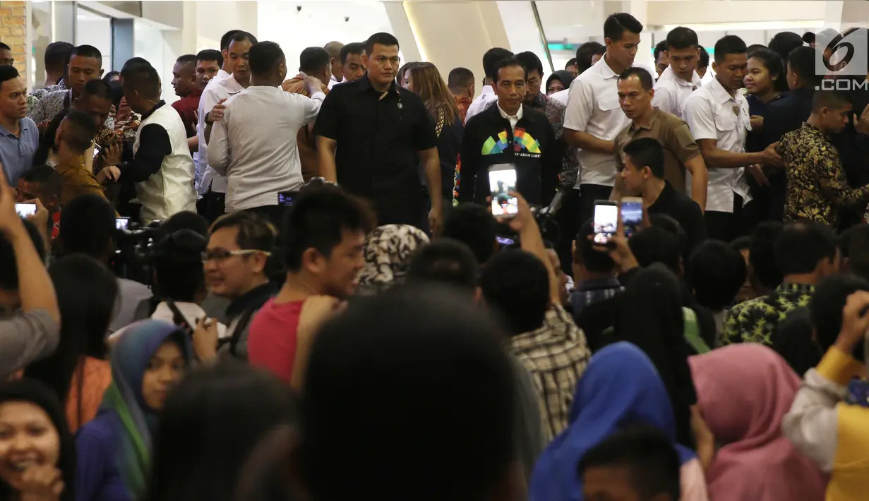 Presiden Joko Widodo (Jokowi) blusukan ke Mal Ciputra Seraya, Pekanbaru, Provinsi Riau, Selasa (8/5) malam. Kedatangan Presiden Jokowi itu kontan membuat banyak pengunjung histeris, berteriak menyambut kedatangannya. (Liputan6.com/Herman Zakharia)