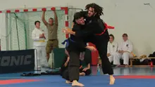 Pesilat Austria Markus Arndt (kiri) menjuarai Ambassador Cup kategori Pesilat Pria Terbaik di turnamen Austria Terbuka 2017. (Bola.com/Reza Khomaini)