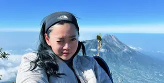 Influencer Wendy Walters juga hobi naik gunung, ia pernah mendaki gunung Merbabu dengan mengenakan jaket padding putihnya. [Instagram/wendywalters]