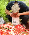 Maut, rejeki, dan jodoh memang Tuhan yang mengatur. Lantaran itu, ketika anak ke-3nya meninggal dunia, Indra Bekti terlihat berusaha untuk menerimanya. Menurutnya Allah belum mempercayainya untuk memiliki anak laki-laki. (Bambang E. Ros/Bintang.com)