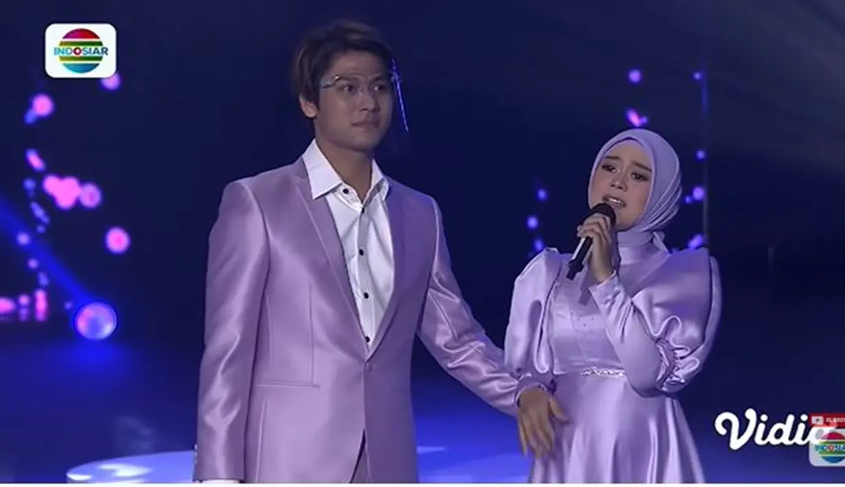 Lesti Kejora saat hamil baby L juga masih tetap manggung. Ditemani Rizky Billar, pedangdut 23 tahun itu tampil stabil dengan baby bump yang sudah semakin besar. Meski hamil di usia muda. Lesti tetap bekerja keras dan profesional kala tampil bernyanyi di acara televisi. (Liputan6.com/YouTube/Indosiar)