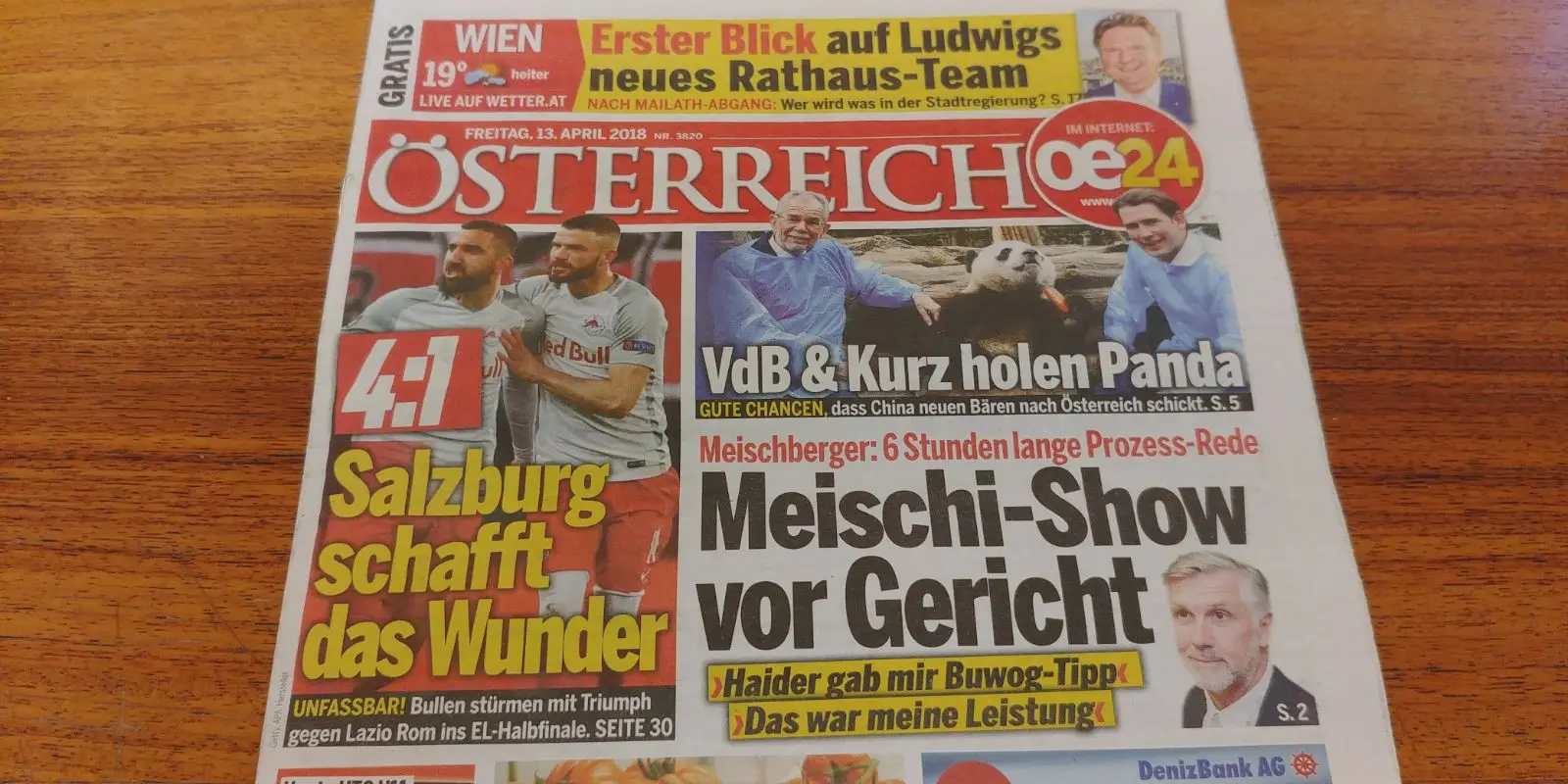 Surat kabar Österreich mengupas sukses RB Salzburg sampai satu setengah halaman. (Bola.com / Reza Khomaini)