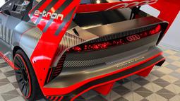 Pada bagian belakang, mobil ini juga mengaplikasikan desain yang sporty dan futuristik. Mobil ini dilengkapi dengan Spoiler berukuran besar untuk menambah downforce dan bemper yang dilengkapi dengan diffuser agar mobil tidak terbang saat melaju. Hal menarik lainnya adalah lampu belakang LED yang memiliki animasi. (Source: arstechnica.com)