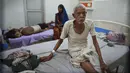 <p>Korban jiwa di Uttar Pradesh, yang berjumlah 54 orang, dilaporkan berasal dari Distrik Ballia. Pihak berwenang menemukan bahwa sebagian besar dari mereka yang meninggal berusia di atas 60 tahun dan memiliki kondisi kesehatan yang sudah ada sebelumnya, yang mungkin diperburuk oleh suhu panas ekstrem. (AP Photo/Rajesh Kumar Singh)</p>