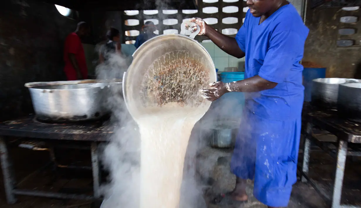 Seorang tahanan menuangkan oatmeal panas di dapur Lapas Nasional di pusat kota Port-au-Prince, Haiti, (13/2). Setiap narapidana disediakan makan sebanyak dua kali sehari. (AP Photo/Dieu Nalio Chery)