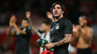 Pemain Newcastle, Sandro Tonali menyapa para penggemernya setelah laga Carabao Cup 2024/2025 melawan Nottingham Forest di City Ground, Nottingham, Inggris, Kamis (29/08/2024) WIB. (AFP/Paul Ellis)