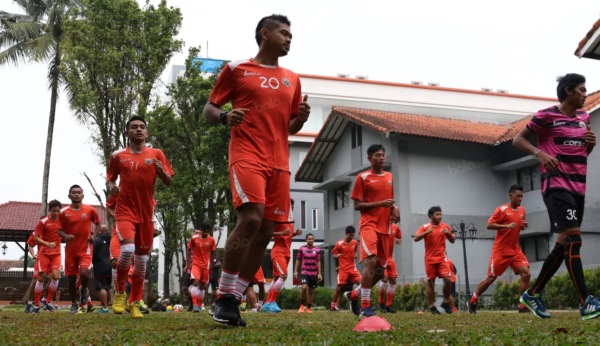 Para pemain Persija Jakarta  melakukan pemanasan sebelum berlatih strategi melawan Persib Bandung di Bandung, Sabtu (16/7/2016). (Bola.com/Nicklas Hanoatubun)