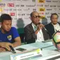 Pelatih Persib Bandung Emral Abus (tengah). (Liputan6.com/Kukuh Saokani)