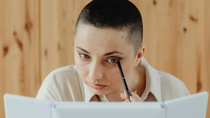 Begini Cara MUA Mengatasi Eyeliner yang Mengotori Makeup dengan Praktis