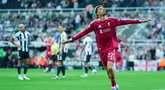 Pemain Liverpool, Hugo Ekitike, melakukan selebrasi setelah mencetak gol ke gawang Newcastle United pada pekan kedua Liga Inggris di St James’ Park, Selasa (26/8/2025) awal hari WIB. (AP Photo/Jon Super)