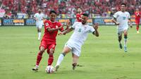Pemain Timnas Indonesia, Marselino Ferdinan (kiri) berebut bola dengan pemain Irak, Rebin Sulaka pada laga Grup F putaran kedua Kualifikasi Piala Dunia 2026 zona Asia di Stadion Utama Gelora Bung Karno (SUGBK), Senayan, Jakarta, Kamis (6/6/2024). (Bola.com/Abdul Aziz)