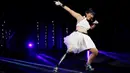 Atlet Paralympian Jepang, Kaede Maegawa berpartisipasi dalam fashion show bertajuk "Amputee Venus Show" di Tokyo, Selasa (25/8/2020). Fashion show tersebut menandai pembukaan Paralympic Games yang rencananya akan dibuka pada 24 Agustus 2021 mendatang. (AP Photo/Hiro Komae)