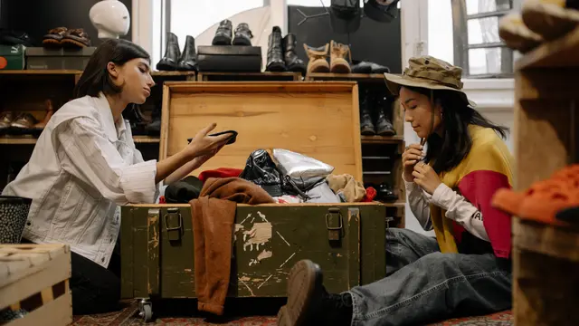 Contoh ilustrasi membeli barang thrift