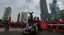 Buruh membawa patung tikus dalam aksi peringatan Hari Buruh atau May Day di kawasan Bundaran HI, Jakarta, Rabu (1/5/2024). (Liputan6.com/Angga Yuniar)
