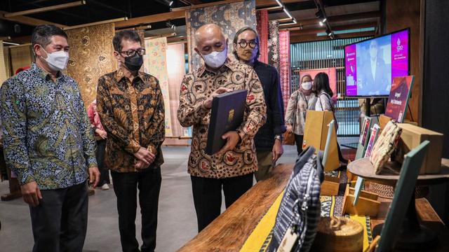 Menteri Koperasi dan UKM Teten Masduki menunjuk sekitar 20 UKM untuk menyediakan bingkisan resmi atau official merchandise Presidensi G20 Indonesia. Ini merupakan hasil kurasi yang dilakukan Kemenkop UKM.