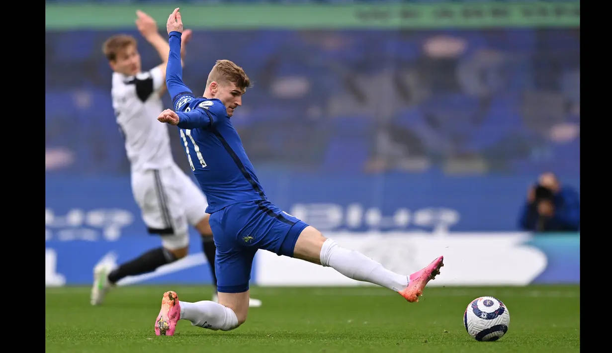 Babak kedua berjalan, Chelsea langsung mengambil inisiatif serangan. Timo Werner (kanan) pun memberikan andil besar bagi gol kedua Chelsea. (Foto: AFP/Pool/Justin Setterfield)