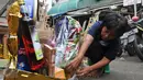 Pedagang merangkai parcel Lebaran di kawasan Cikini, Jakarta, Selasa (7/7/2015). Menjelang Lebaran,  penjualan parcel yang biasanya meningkat justru mengalami penurunan. (Liputan6.com/Herman Zakharia)