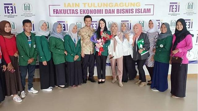 Arumi Bachsin raih gelar sarjana (Instagram/ https://www.instagram.com/p/BtBTlZfAxjn/)