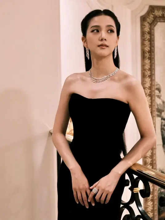 Lihat potret penuh pesona lainnya dari Jisoo BLACKPINK. Ia tampil mengenakan strapless dress hitam, full makeup, dan gaya rambut yang sleek. Ia menyempurnakan penampilannya dengan beberapa aksesori mewah Cartier. [Foto: Instagram/sooyaaa__]