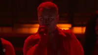 Sam Smith tampil mencolok serba merah dengan rombongan di Grammy Awards 2023. (twitter/popbase).