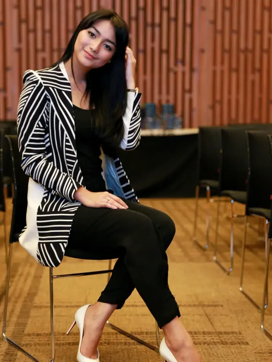 "Aku paling cuma cari-cari di Youtube, gimana goyangnya dan nyanyinya. Jadi kemarin syuting promo, seharian aku hapalkan lagu Bang Jono," lanjutnya. (Adrian Putra/Bintang.com)