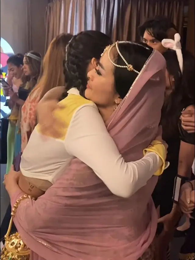 Iis Dahlia hadir di ulang tahun Azizah Salsha