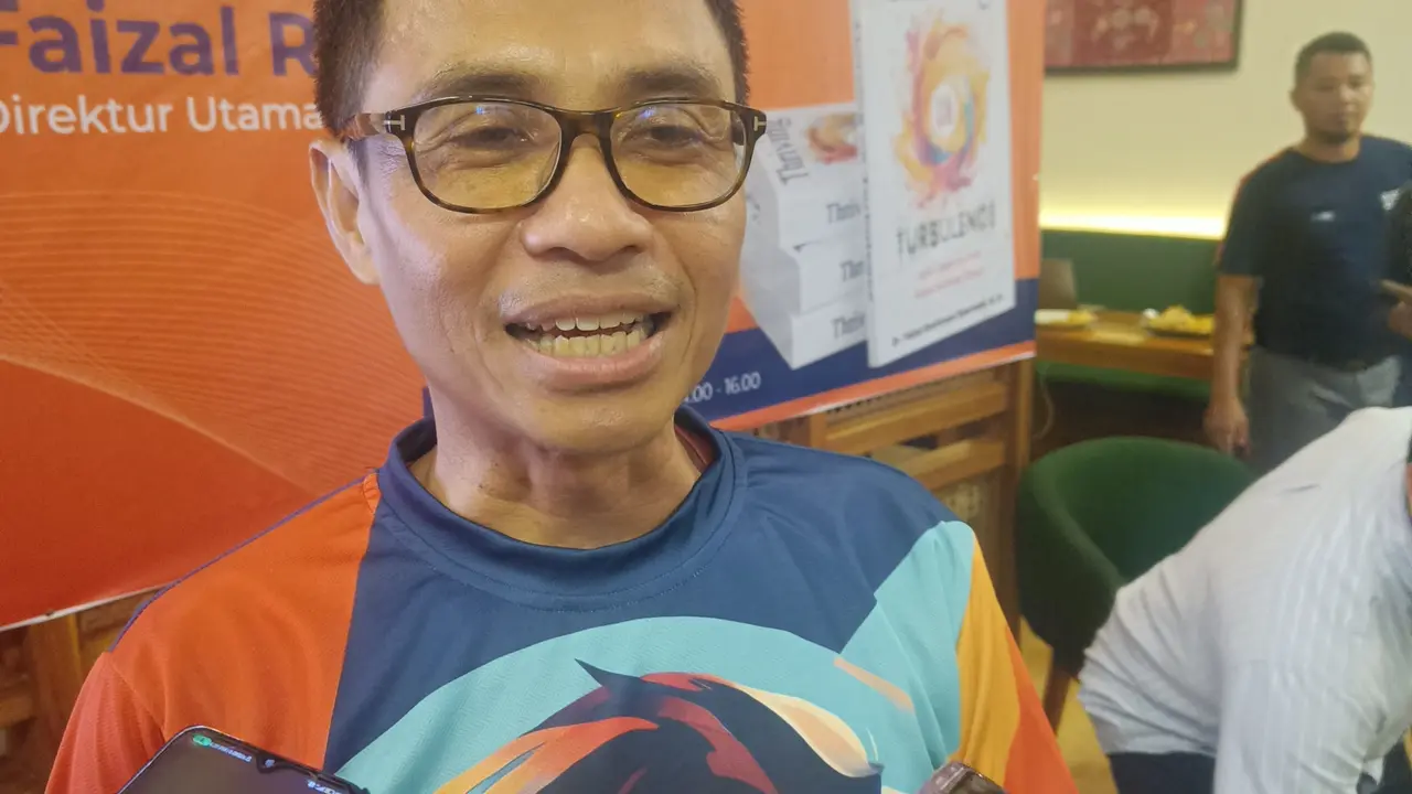 Direktur Utama Pos Indonesia Faizal Rochmad Djoemadi dalam acara BookTalk & Ngopi Sore di Pos Bloc, Jakarta, Rabu (12/6/2024). (Sulaeman/Merdeka.com)