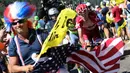 Para penonton berusaha sedekat mungkin dengan pebalap saat beraksi di Etape 15 Tour de France antara Bourg-en-Bresse dan Culoz, (17/7/2016). (AFP/Kenzo Tribouillard)