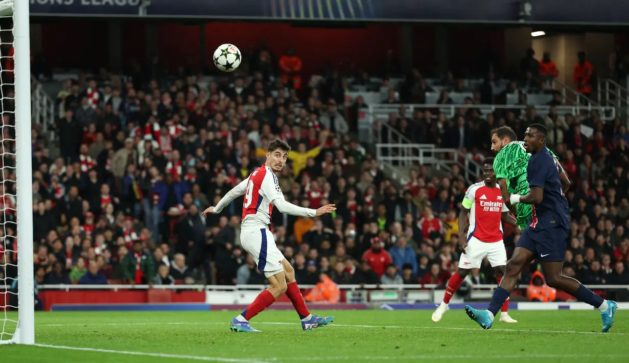 Pemain Arsenal, Kai Havertz, melihat bola yang masuk ke gawang PSG pada laga Liga Champions 2024/2025 di Emirates Stadium, Rabu (2/10/2024). The Gunners menang dengan skor 2-0. (AFP/Adrian Dennis)