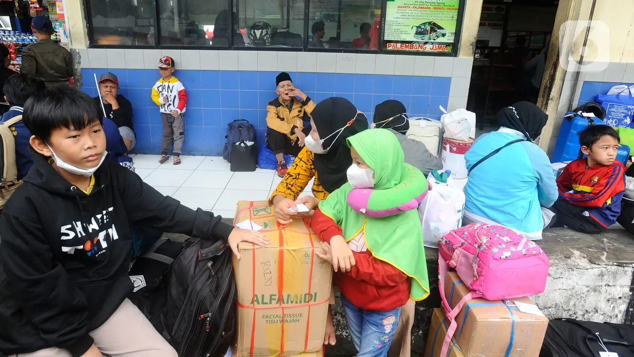 Hindari Kemacetan Jelang Lebaran, Terminal Kampung Rambutan Mulai Ramai Pemudik