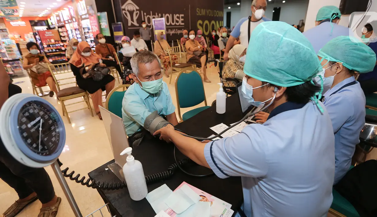 Warga mengukur tekanan darah sebelum vaksin Covid-19 di Lippo Mall Kemang, Jakarta, Senin (12/04/2021). Sebanyak 5482 tenaga pendidik divaksinasi berjasama dengan Dinkes DKI Jakarta dan Dirjen Pendidikan Tinggi (Dikti) dan Lippo Malls Indonesia dan Siloam Hospitals. (Liputan6.com/Fery Pradolo)