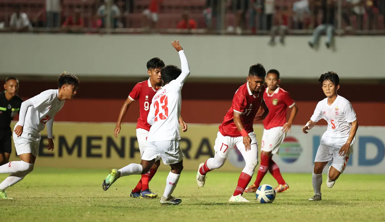 Penyerang Timnas Indonesia U-16, Muhammad Nabil Asyura  membawa bola saat bertanding melawan Myanmar pada pertandingan semifinal Piala AFF U-16 2022 di Stadion Maguwoharjo, Sleman, Rabu (10/8/2022). Timnas Indonesia U-16 menang lewat adu penalti atas Myanmar 6-5 (1-1). (Foto:Dok PSSI)