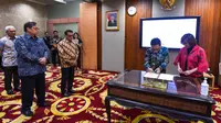 Penandatanganan nota kesepahaman mitra platform resmi Kartu Prakerja yang dilakukan oleh Direktur Eksekutif Manajemen Pelaksana Kartu Prakerja Denni Puspa Purbasari (paling kanan) dan Direktur Digital Business Telkom Faizal R. Djoemadi (kedua dari kanan) di Jakarta, Jumat (20/3).