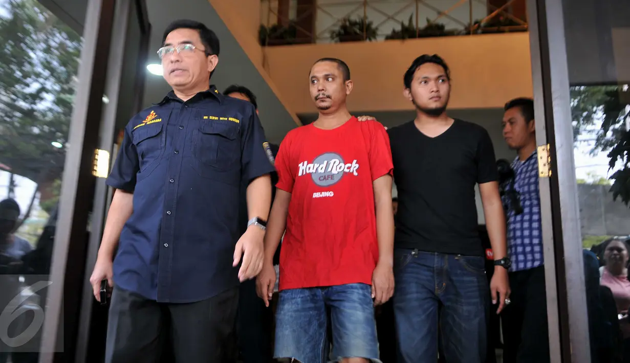 Tersangka penyelundupan sabu seharga Rp 8 miliar diperlihatkan polisi, Jakarta, Kamis (12/11/2015). Polisi hampir dikelabui karena tersangka menyembunyikan sabu di bagian mobil yang sulit dijangkau.  (Liputan6.com/Gempur M Surya)