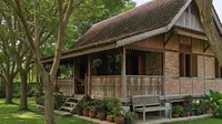 7 Desain Rumah Kampung Kombinasi Kayu dan Bata Ekspos Bernuansa Rustic dengan Halaman Hijau