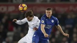 Duel pemain Swansea City, Fernando Llorente (kiri) dan pemain Leicester City, Robert Huth pada lanjutan Premier League di Liberty Stadium, Swansea, Wales,  (12/2/2017). Swansea menang 2-0. (Nick Potts/PA via AP)