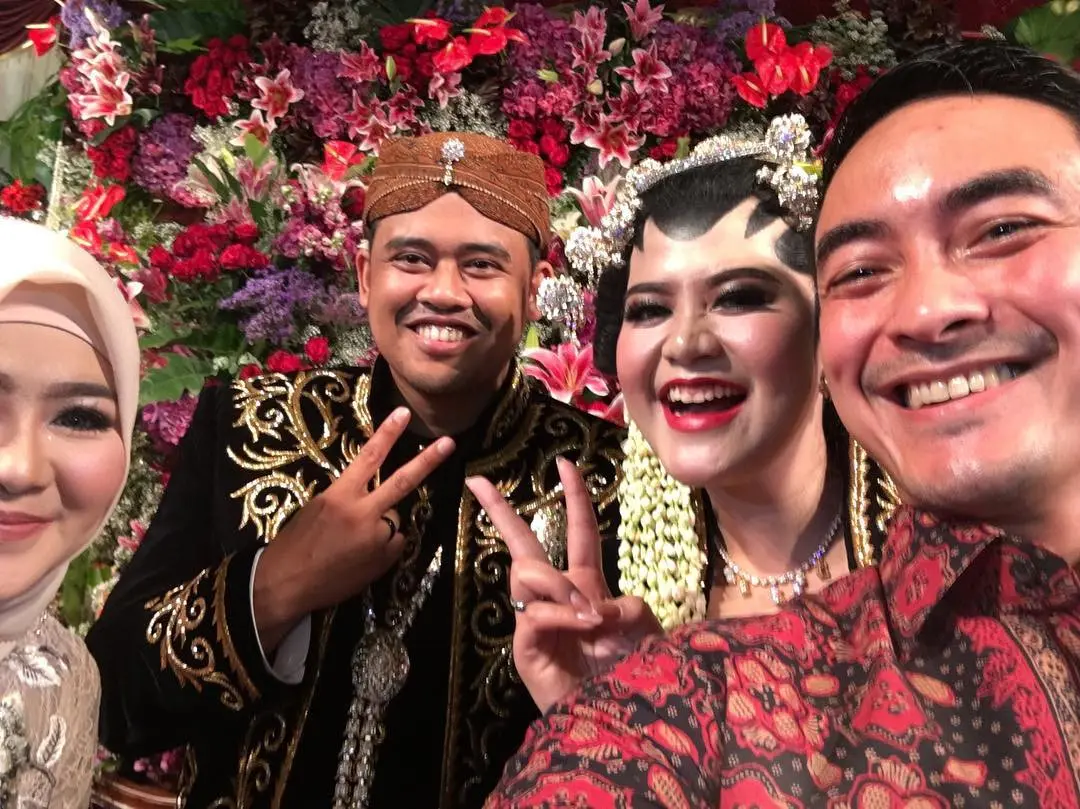 Zumi Zola dan istri saat menghadiri pernikahan Kahiyang Ayu. (Instagram - @zumizolazulkifliforjambi)