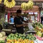 Pedagang menimbang buah di Pasar Mitra Tani (PMT) Pasar Minggu, Jakarta Selatan, Jumat, (7/5/2021). Sehubungan libur Idul Fitri 1442 H, PMT tutup sementara yakni dari tanggal 12-16 Mei 2021. (Liputan6.com/Johan Tallo)