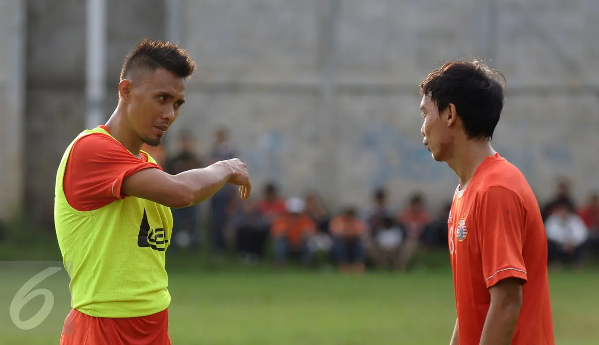 Bek Persija, Maman Abdurrahman berbincang dengan rekannya saat berlatih di NYTC, Depok, Rabu (17/2/2016). Latihan perdana Persija jelang berlaga di Piala Bhayangkara 2016 tanpa didampingi pelatih, Paulo Camargo. (Liputan6.com/Helmi Fithriansyah)