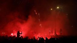 Nyala suar dan kembang api mewarnai perayaan melajunya Paris Saint-Germain (PSG) ke laga puncak Liga Champions 2024/2025. (GEOFFROY VAN DER HASSELT/AFP)