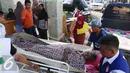 Petugas membawa korban gempa ke Rumah Sakit Umum Daerah Pidie Jaya untuk mendapat perawatan, Aceh, Kamis (8/12). Hingga hari kedua pasca gempa bumi, korban di kawasan tersebut mencapai setidaknya 200 jiwa. (Liputan6.com/Angga Yuniar)