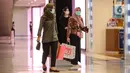Pengunjung membawa kantong belanja dari kertas saat mengunjungi Mall Grand Indonesia, Jakarta, Rabu (1/7/2020). Hari pertama larangan penggunaan kantong plastik di Jakarta, pusat perbelanjaan ini menerapkan penggunaan kantong belanja ramah lingkungan (KBRL). (Liputan6.com/Faizal Fanani)