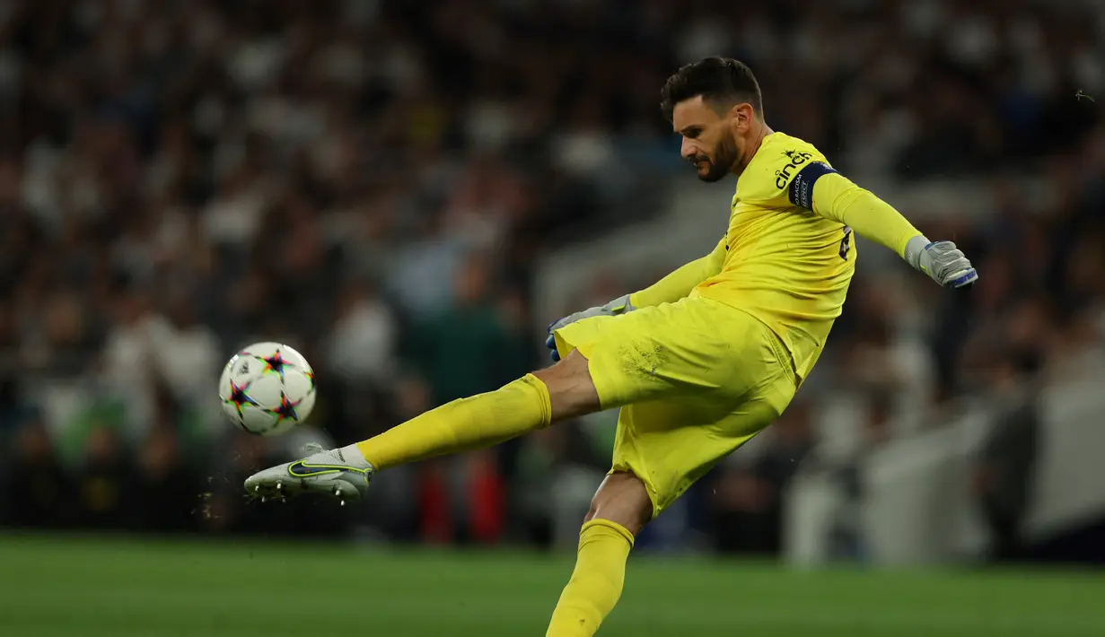 Penjaga gawang Tottenham Hotspur, Hugo Lloris menendang bola saat bertanding melawan Marseille selama pertandingan  Grup D Liga Champions di stadion Tottenham Hotspur, di London, Inggris, Kamis (8/9/2022). Tottenham menang atas Marseille 2-0. (AFP/Adrian Dennis)