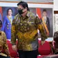 Menko Perekonomian Airlangga Hartarto bersiap jumpa pers usai bertemu Presiden Joko Widodo di Kantor Presiden, Jakarta, Senin (20/7/2020). Jokowi menandatangani Peraturan Pemerintah (PP) tentang pembentukan Tim Pemulihan Ekonomi Nasional dan Penanganan Covid-19. (ANTARA FOTO/Sigid Kurniawan/POOL)