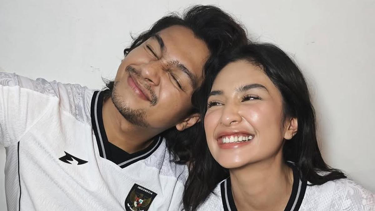Gaya Serasi Mikha Tambayong dan Deva Mahenra Kenakan Jersey Timnas Tepat Saat Indonesia Bertanding Melawan Australia
