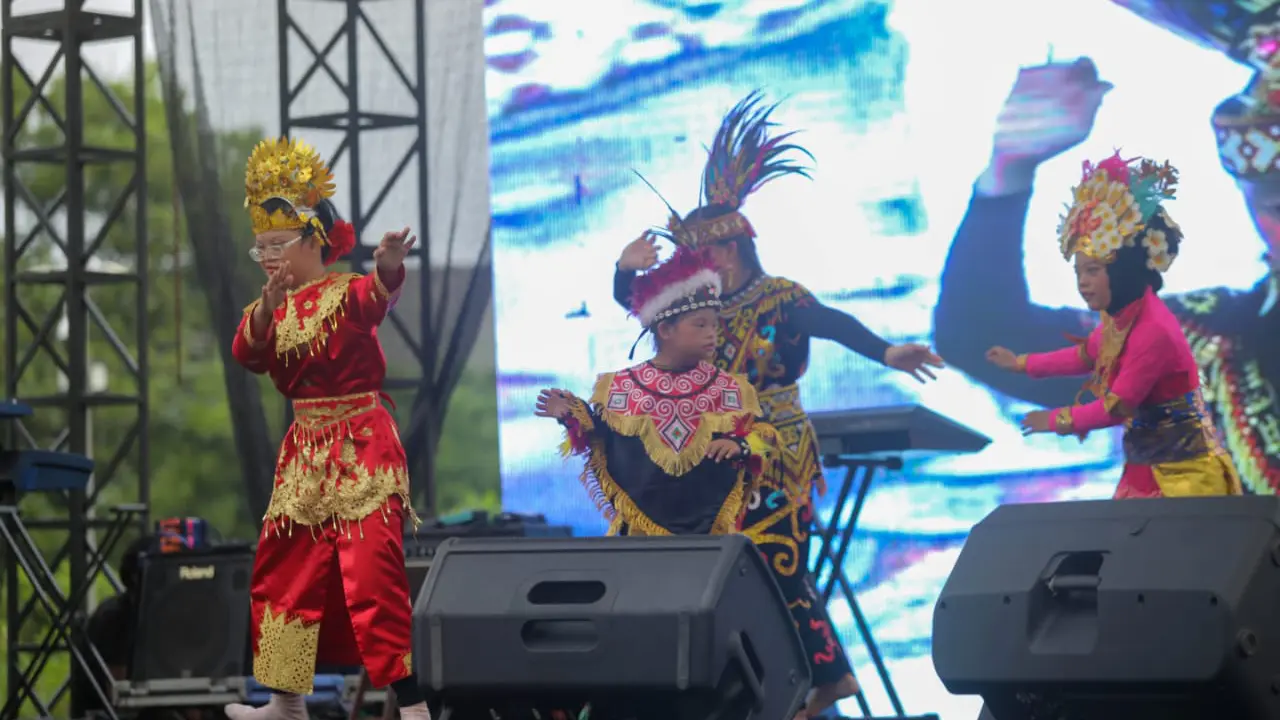 Acara Festival Kreasi Inklusi Indonesia (FKII) 2025 di Alun-alun Timur Kota Depok, Jawa Barat.