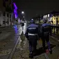 Polisi berpatroli di sebuah jalan di tengah lonjakan infeksi coronavirus baru di Milan, Italia (22/10/2020). Jam malam diberlakukan terhadap lebih dari 21,7 juta warga Italia, yang mencakup sepertiga dari populasi negara itu, di tengah lonjakan infeksi COVID-19. (Xinhua/Daniele Mascolo)