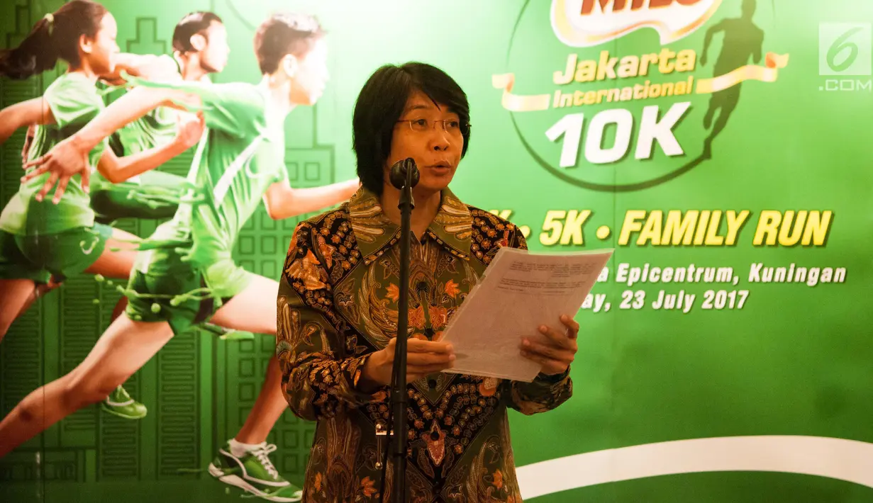 Perwakilan PT Nestlé Indonesia, Prawitya Soemadijo memberikan keterangan saat konferensi pers di Balai Kota DKI Jakarta (15/6). Lomba lari tersebut akan dimeriahkan dengan kategori baru yaitu 5K dan Family Run. (Liputan6.com/Gempur M Surya)